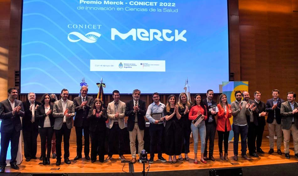 Ana Franchi, Daniel Filmus y María Sol Quibel entregaron el “Premio Merck-CONICET de Innovación en Ciencias de la Salud, edición 2022” a Emanuel Campoy.