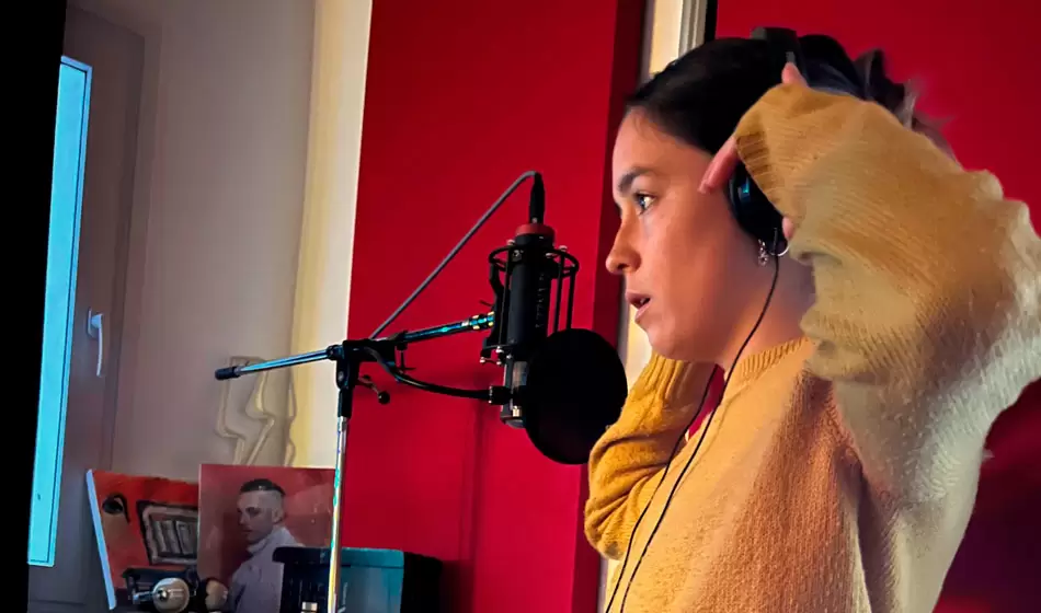 La cantante y compositora argentina Es Mechi estrenó su nueva canción: «Sola en la Sociedad». La misma se encuentra disponible en las plataformas digitales.